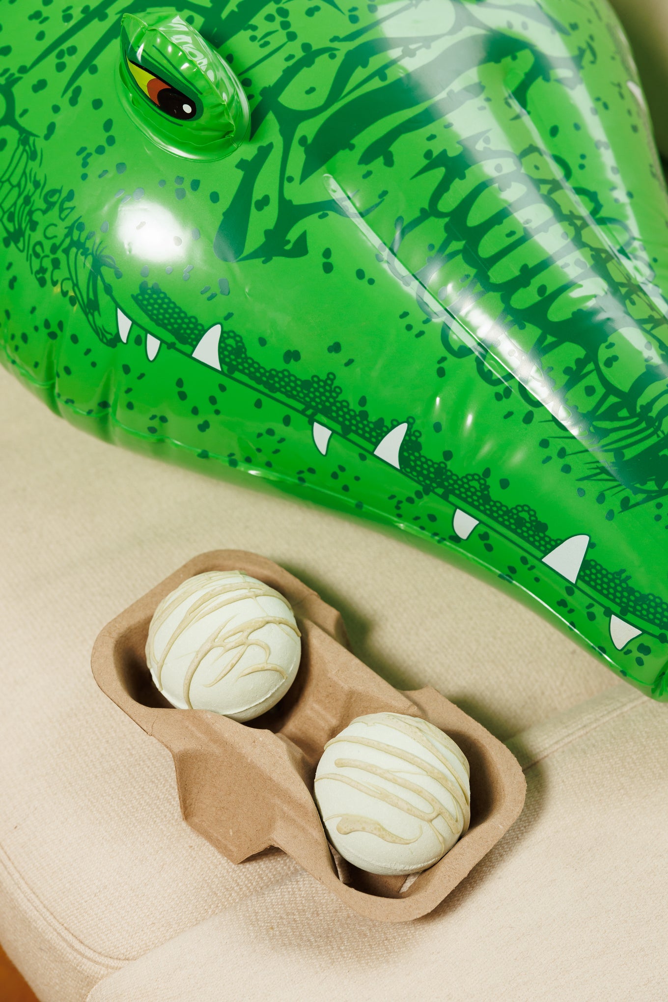 Zielona kula z polewą z czekolady i sproszkowanej matchy