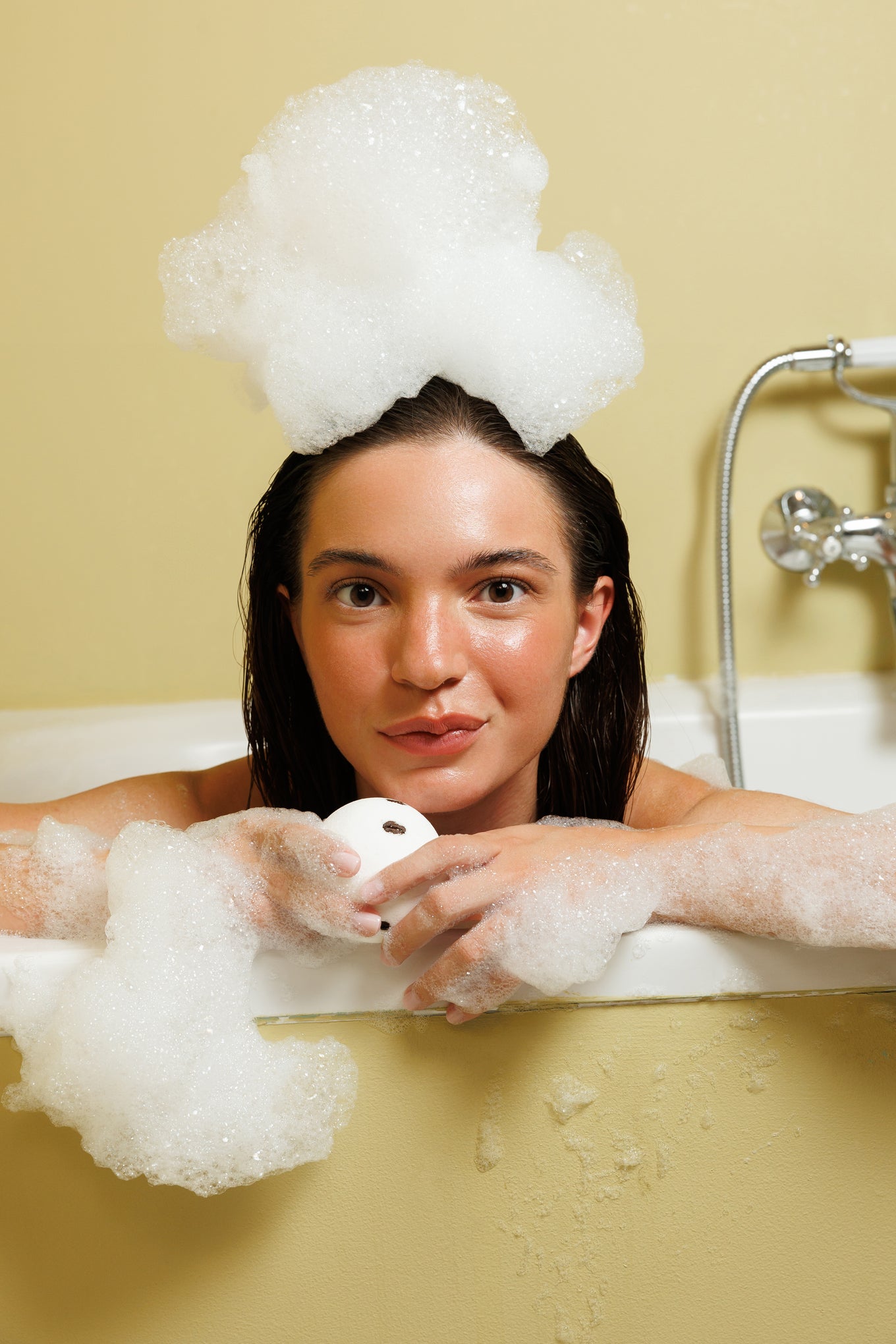 Biała kula do kąpieli z ziarnami kawy