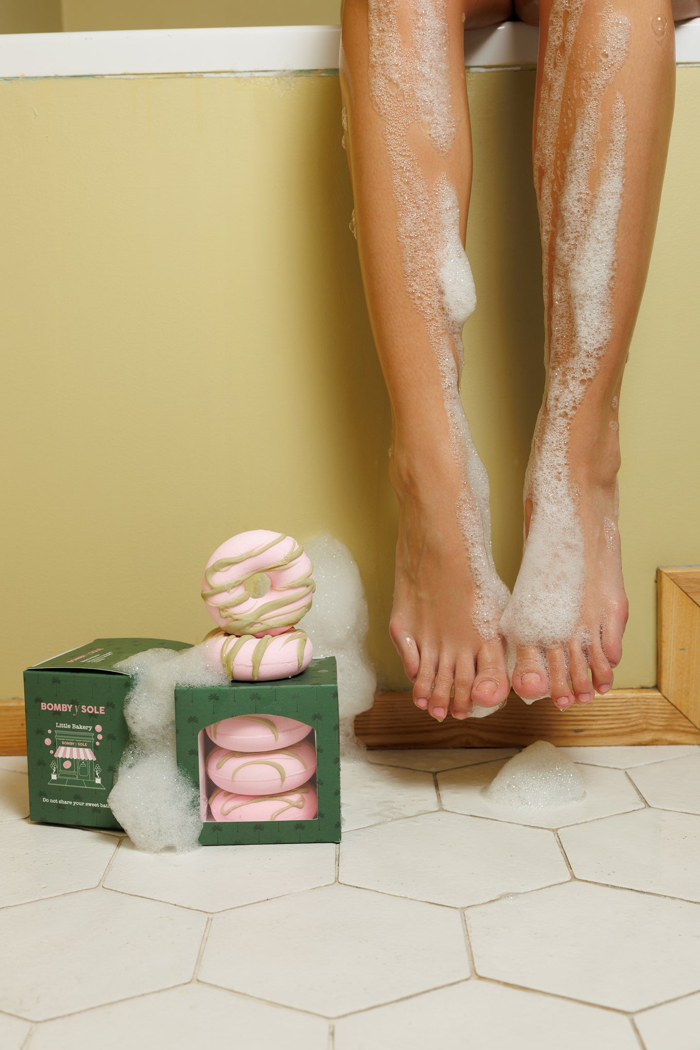 3x Różowy donut z polewą czekolady i sproszkowanej matchy