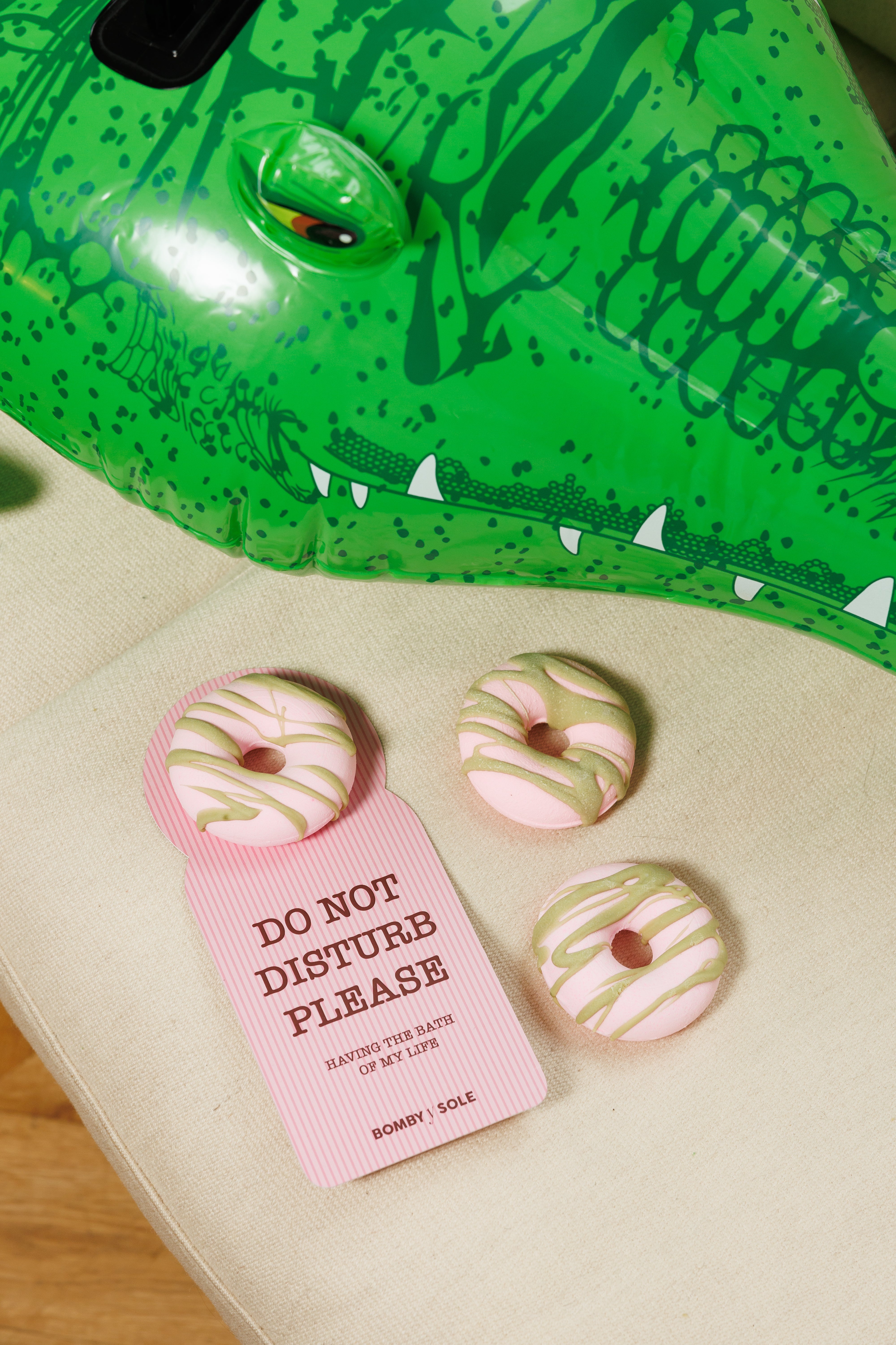 3x Różowy donut z polewą czekolady i sproszkowanej matchy