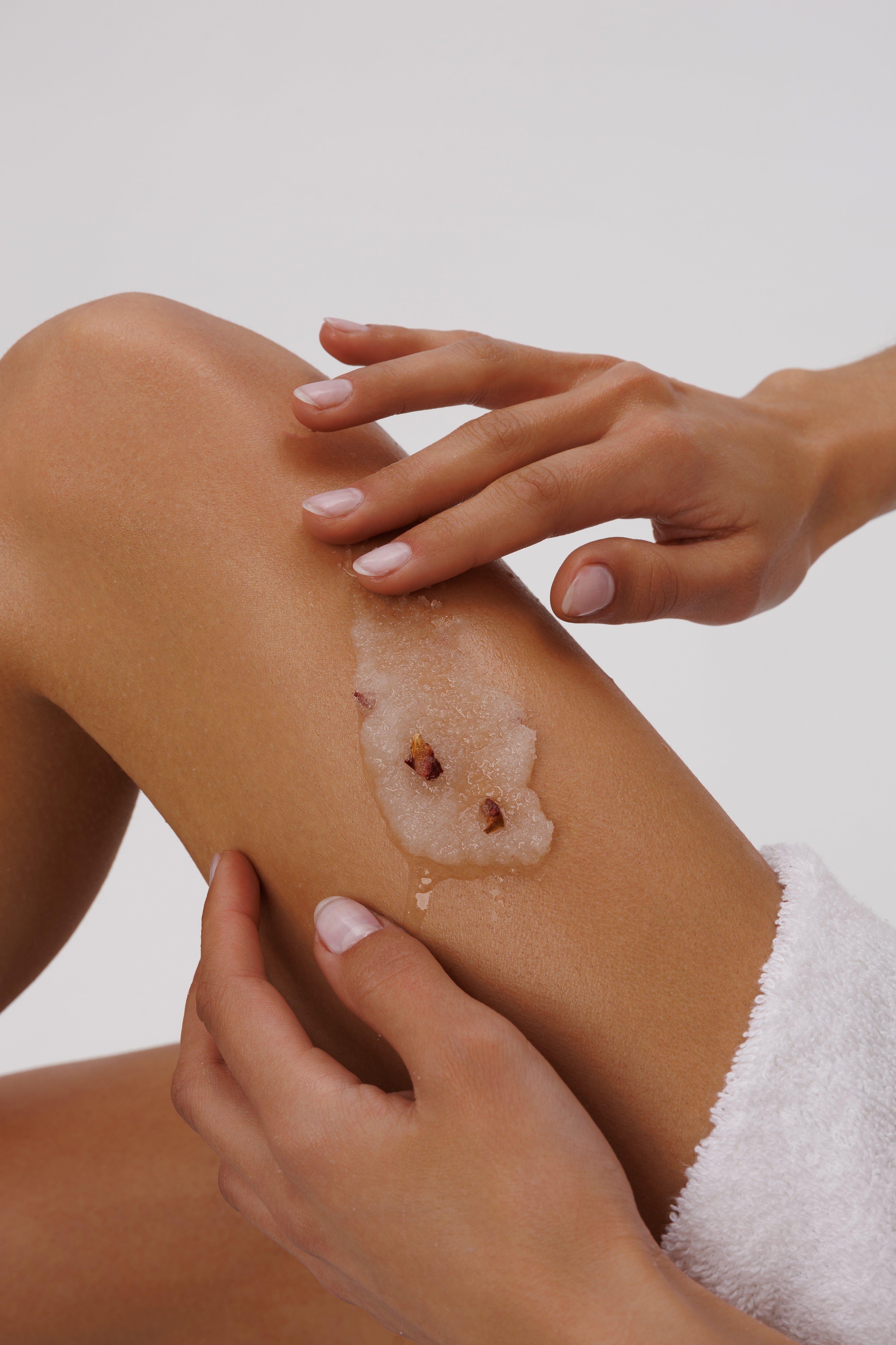 Peeling solno-cukrowy z płatkami róży