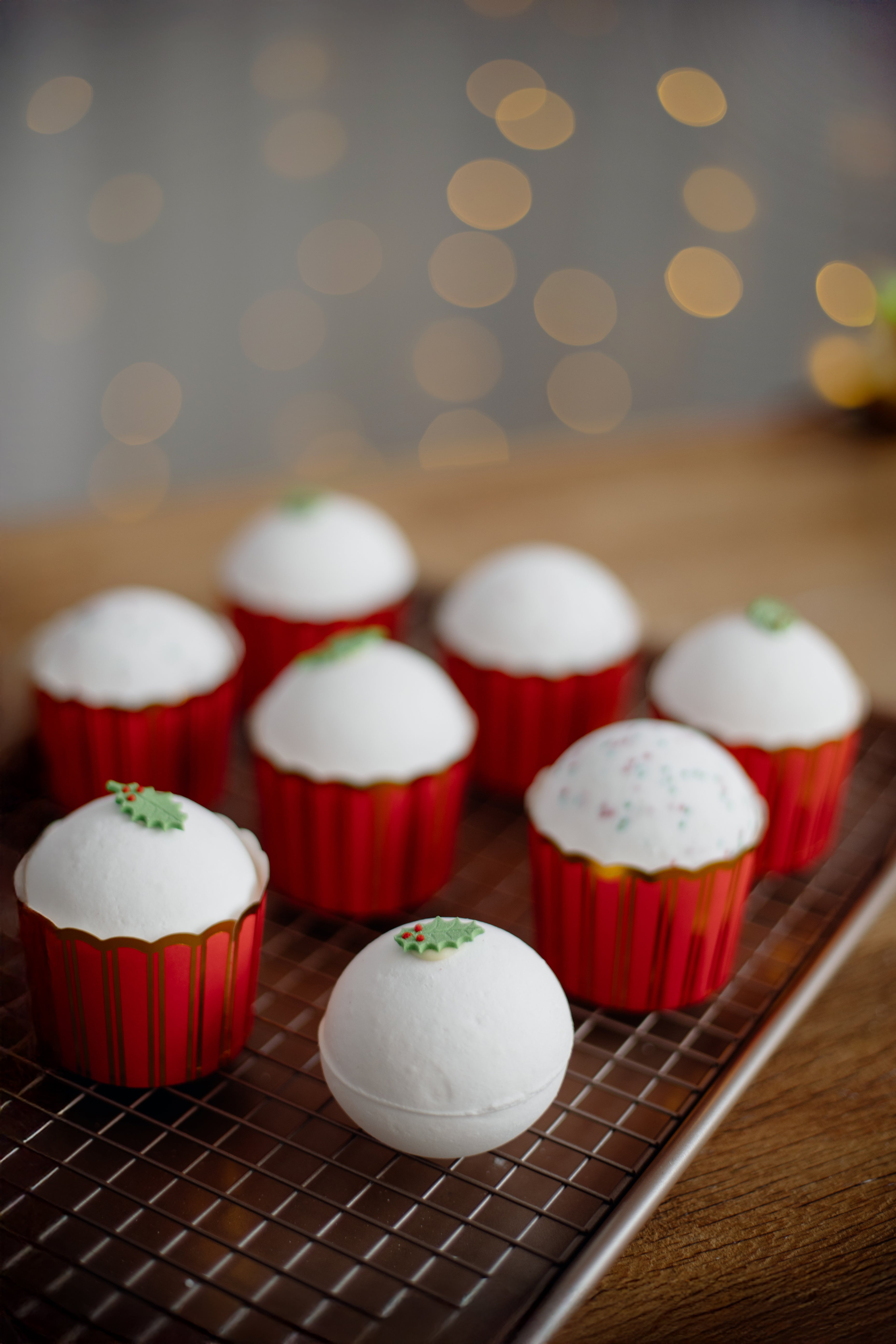 Biała kula do kąpieli z posypką w środku - Merry Kissmas